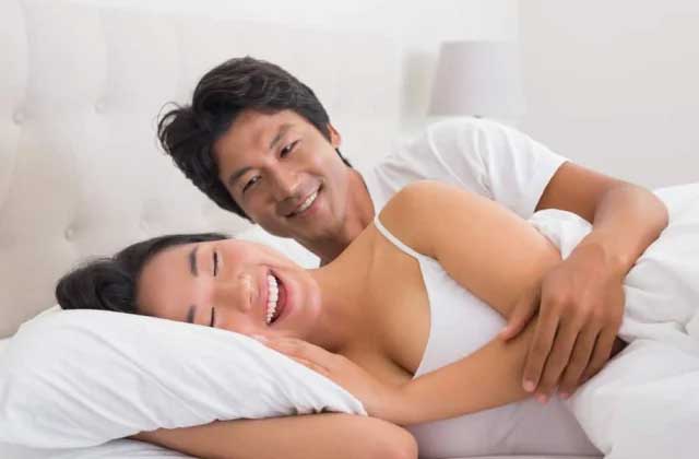 10 Cara Memainkan Payudara Agar Pasangan Nyaman