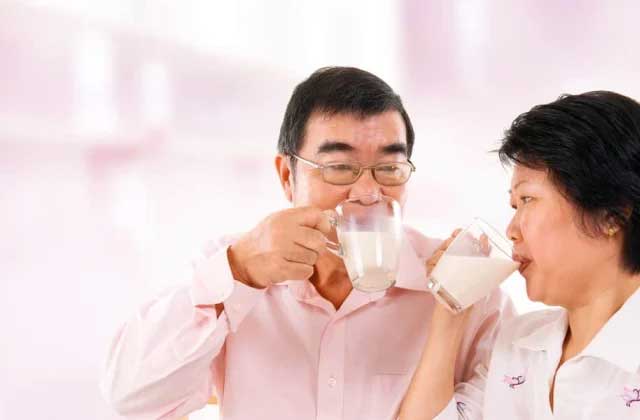 7 Rekomendasi Susu Tulang Untuk Lansia Yang Tinggi Kalsium