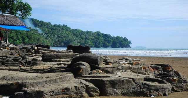 Aktivitas Menarik di Pantai Air Manis Sumatera Barat