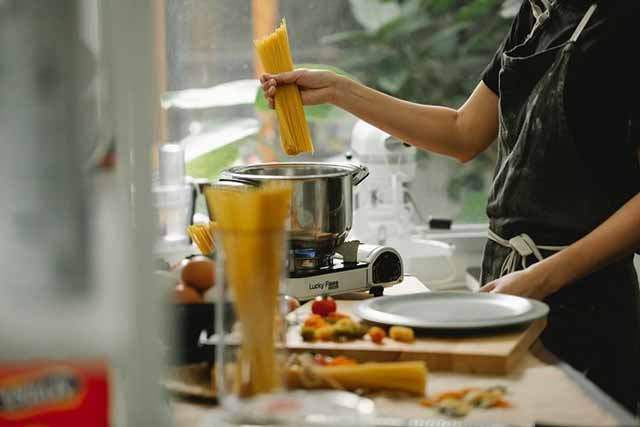 Beberapa Teknik Memasak ala Chef, dari Steaming hingga Blanching