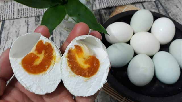 Cara Membuat Telur Asin dengan Abu Gosok, Mudah Praktis!