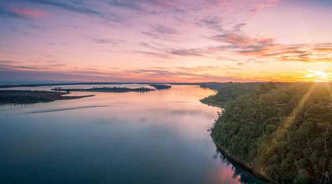 Destinasi Danau Terbesar Di Dunia Terlihatan Seperti Lautan Luas