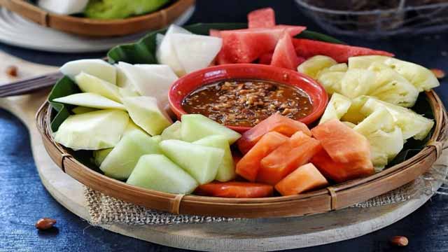 Destinasi Kuliner Pedas Segar Rujak Enak Di Bandung