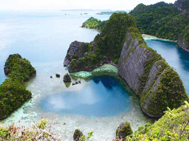 Tempat Wisata Paling Indah di Indonesia, Raja Ampat dan Labuan Bajo Wajib Masuk Bucket List!