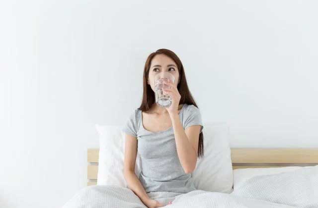 4 Manfaat Minum Air Putih Sebelum Tidur Yang Sayang Dilewatkan