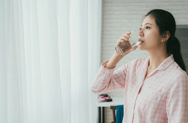 7 Manfaat Minum Air Putih Setelah Bangun Tidur Bagi Tubuh