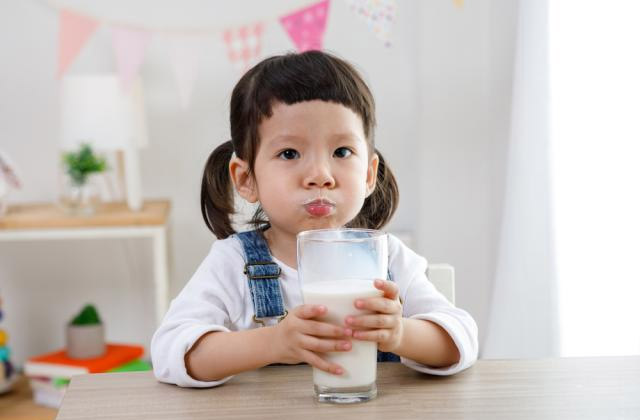 Kapan Anak Boleh Minum Susu Sapi Ini Tips Pengenalannya