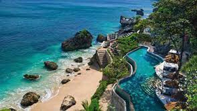 Kolam Renang Bernuansa Alam dan Terkece di Bali