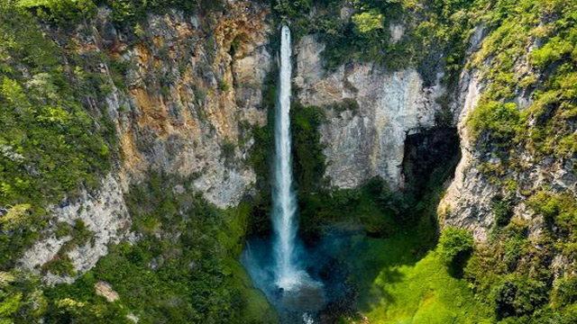 Terpukau Derasnya Air Terjun Paling Indah di Sumatera